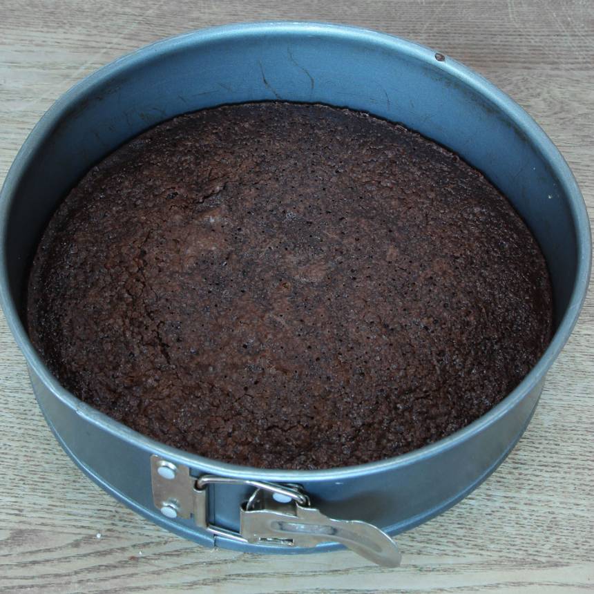 3. Grädda kakan mitt i ugnen i 26–30 min beroende på hur kladdig du vill ha den. Låt den kallna i formen.