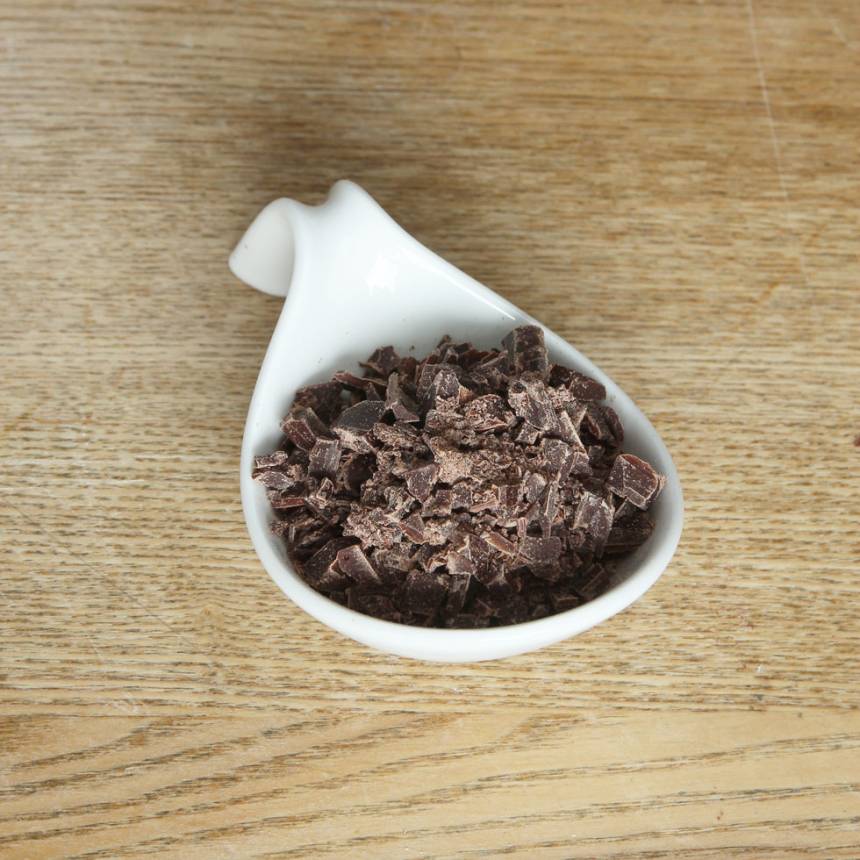 4. Grovhacka den mörka chokladen (50 g).