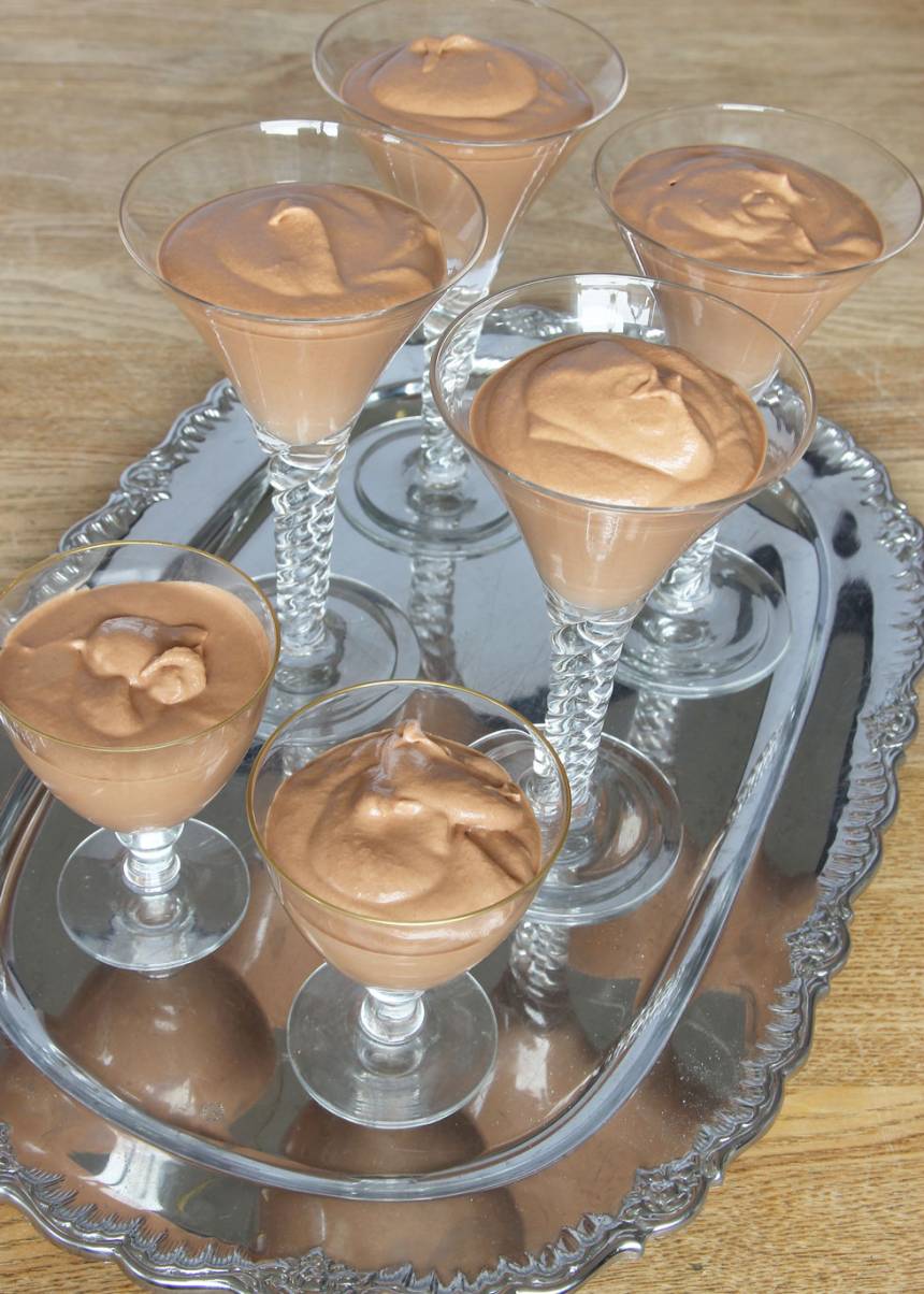 5. Fördela moussen i 6 glas. Strö över den hackade chokladen.