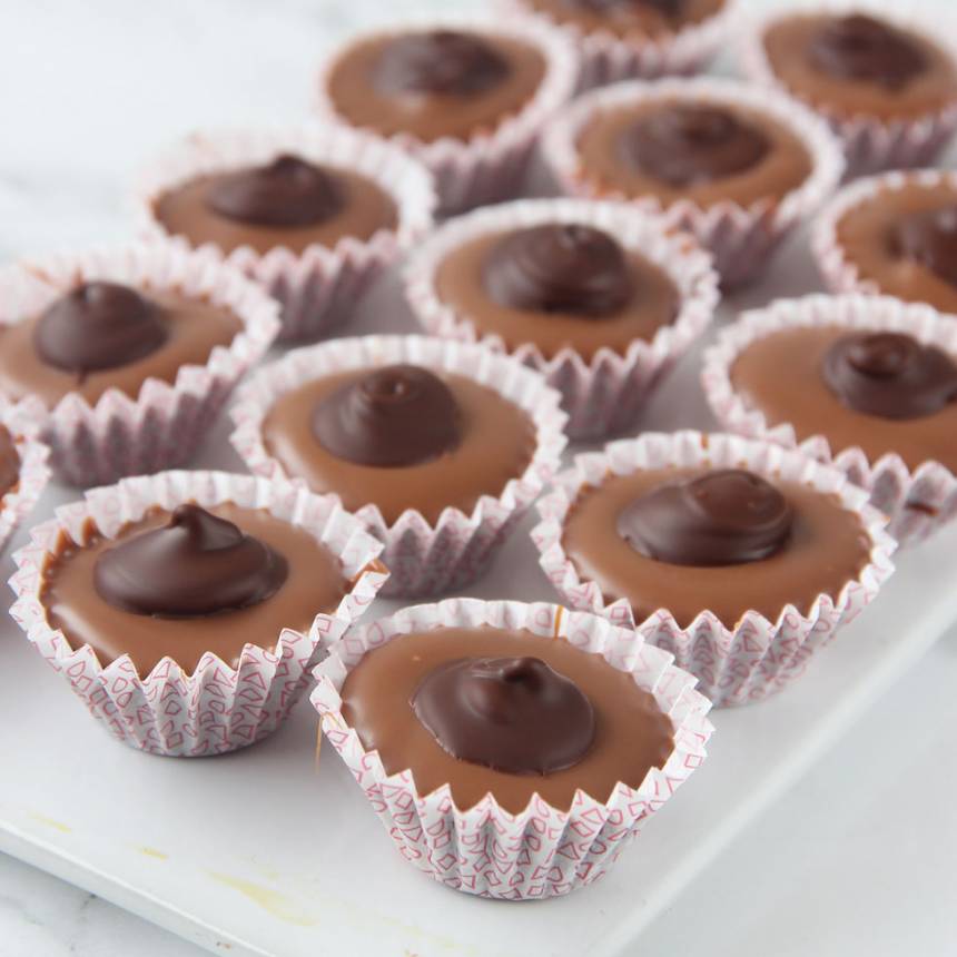 6. Smält lite mörk choklad och lägg en klick på toppen. Låt den stelna i kylen.