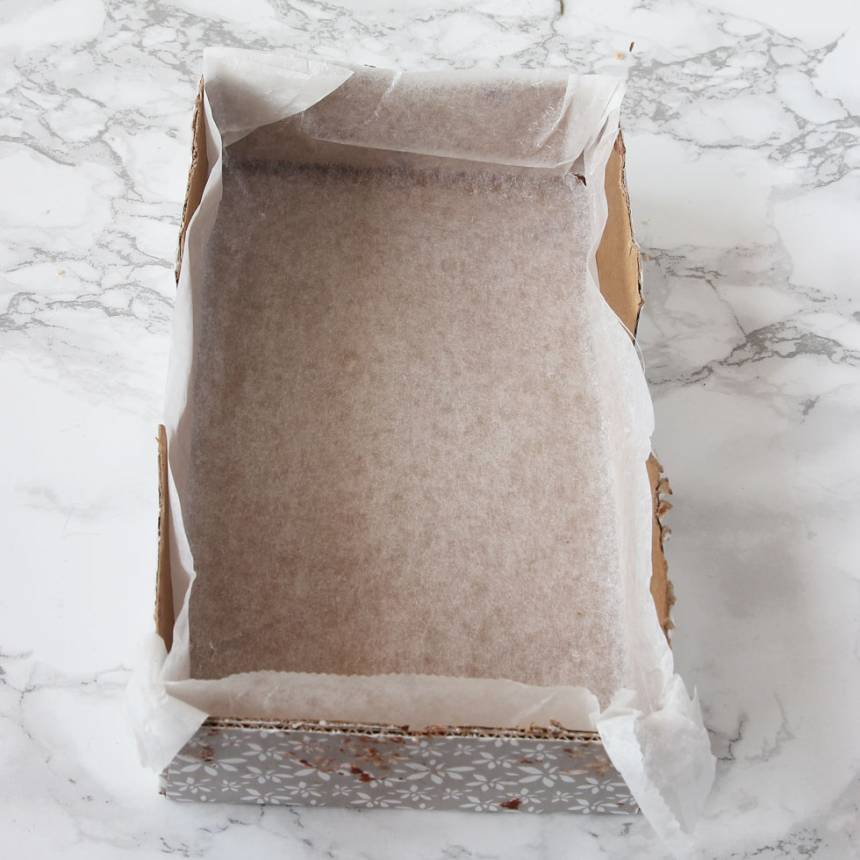 1. Sätt ugnen på 150 grader. Klä en form eller kartong, ca 12 x 16 cm med bakplåtspapper.