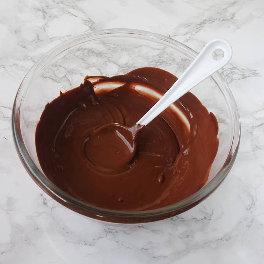 2. Smält chokladen i en skål över vattenbad.
