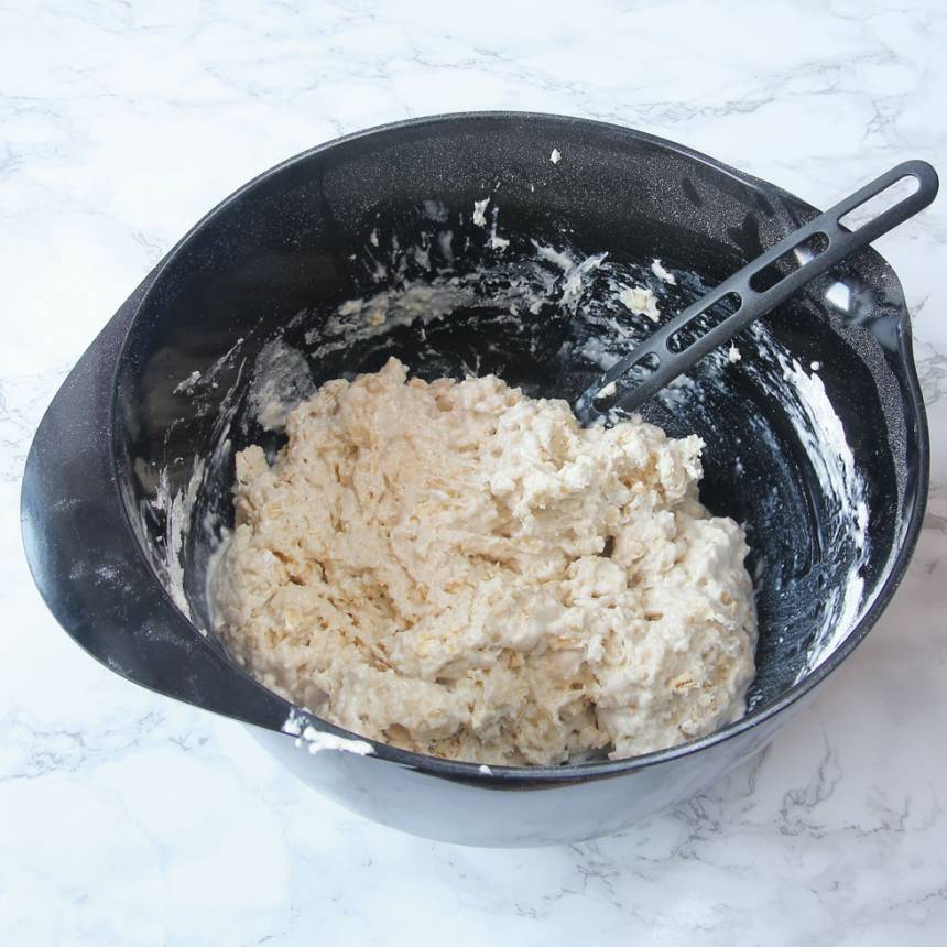 1. Sätt ugnen på 250 grader. Tillsätt alla torra ingredienser i en skål. Rör om. Nyp ihop smöret med de torra ingredienserna. Tillsätt mjölken och blanda ihop allt till kladdig deg.