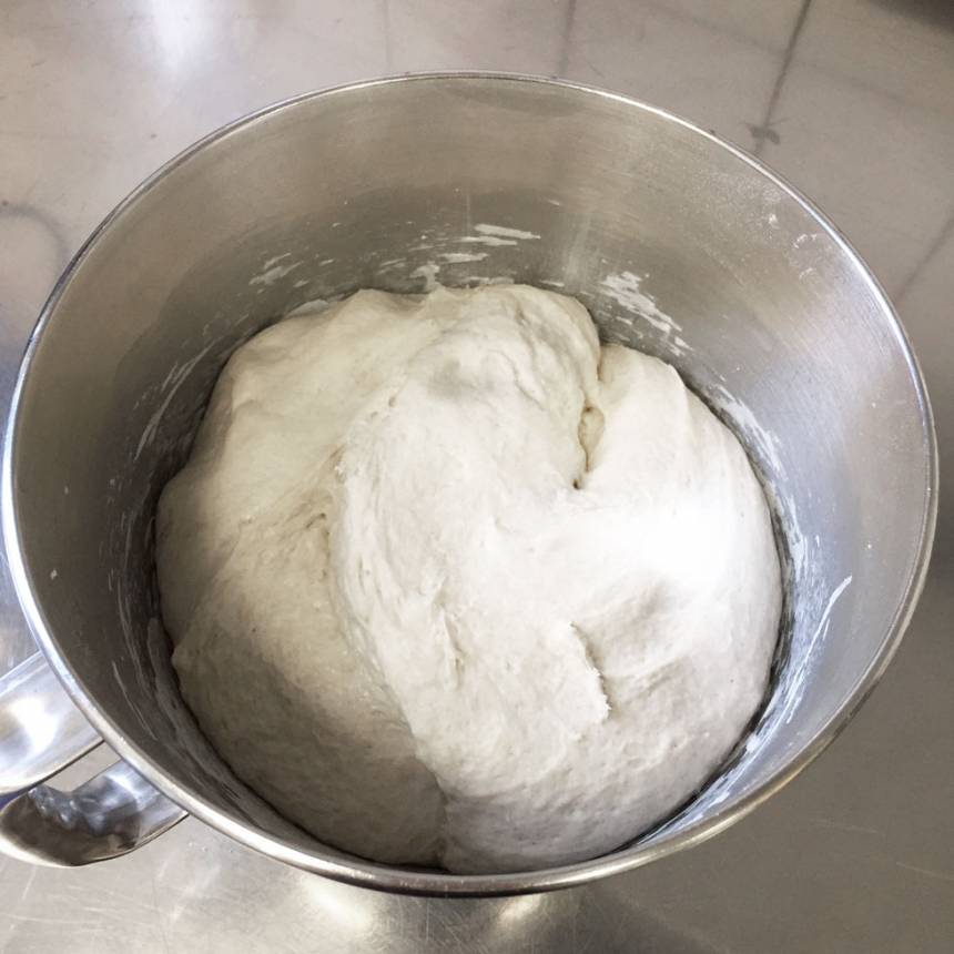 1. Smula ner jästen i en bunke. Tillsätt vattnet och rör om tills jästen lösts upp. Tillsätt olja, salt, rågsikt och vetemjöl, lite i taget. Blanda ihop allt till en smidig deg och knåda den i några minuter. Låt den jäsa under bakduk i ca 45 min.