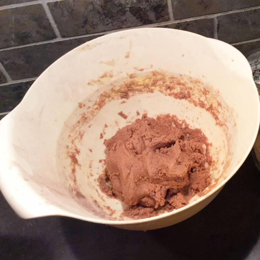 1. Sätt ugnen på 200 grader. Blanda smör och farinsocker till en massa. Tillsätt strösocker, vaniljsocker, salt och ägg. Blanda ihop allt ordentligt. 2. Blanda vetemjöl, bakpulver och kakao. Rör ner det i smörsmeten. Nyp snabbt ihop allt till en deg.