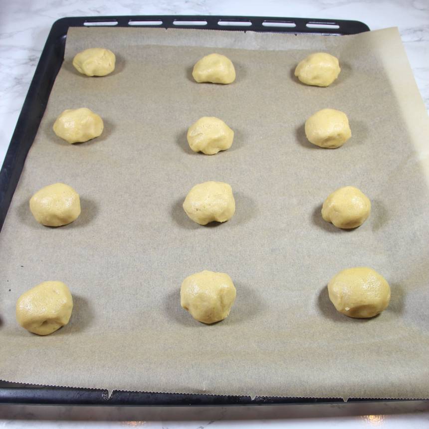 4. Lägg kakorna på plåtar med bakplåtspapper (ca 9 på varje).