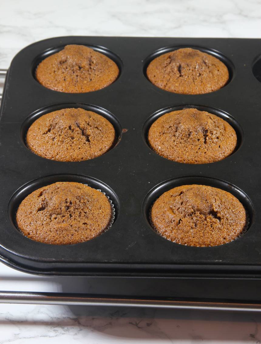 4. Grädda muffinsarna mitt i ugnen i 14–16 min. Pudra ev. florsocker över dem före servering.