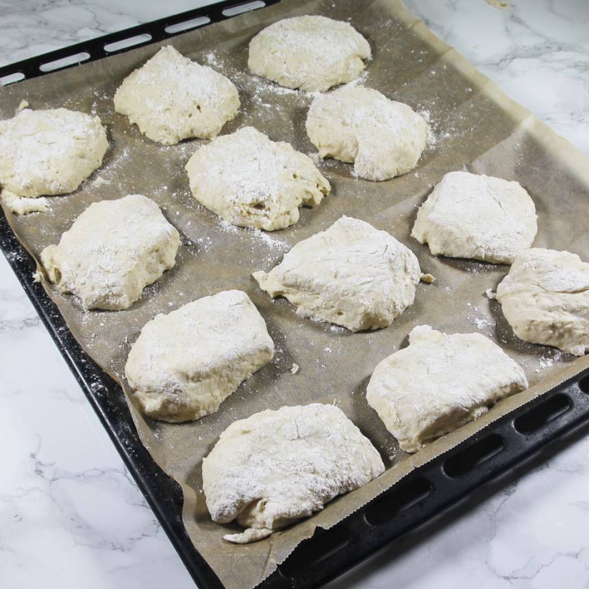 4. Lägg degbitarna på en plåt med bakplåtspapper. Låt dem jäsa under bakduk i ca 30 min. Sätt ugnen på 250 grader.