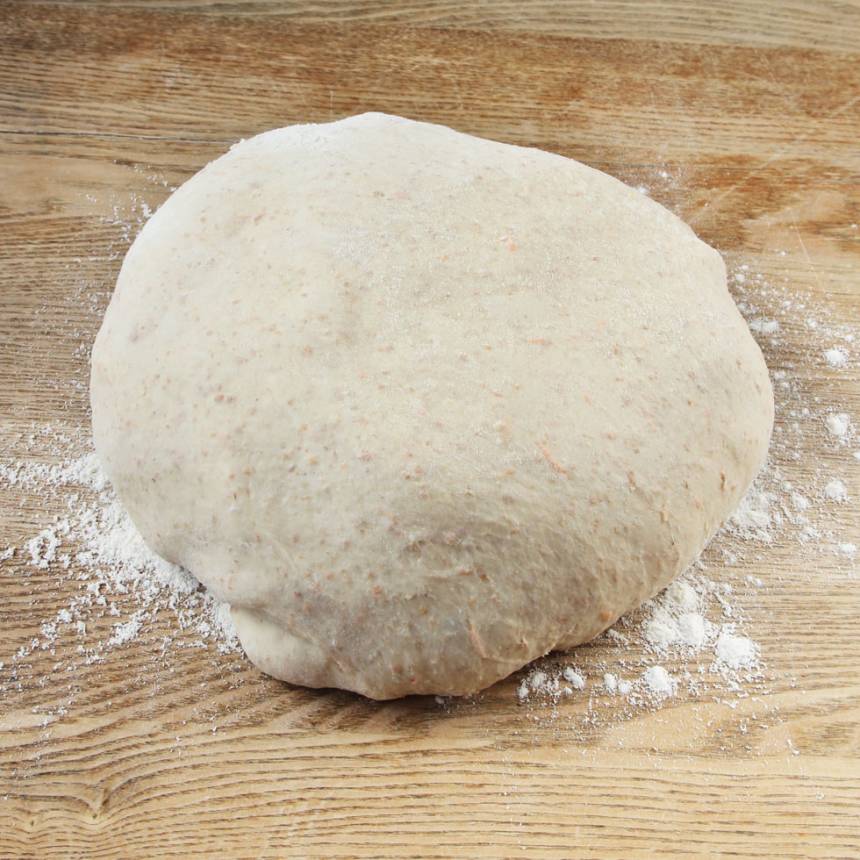 1. Smula ner jästen i en bunke. Tillsätt mjöl och vatten och blanda tills jästen är upplöst. Tillsätt salt, rapsolja, rivna morötter och grahamsmjöl. Blanda ordentligt. Tillsätt vetemjöl, lite i taget och blanda ihop allt till en smidig deg. Knåda den i några minuter. Låt degen jäsa under bakduk i ca 45 min.
