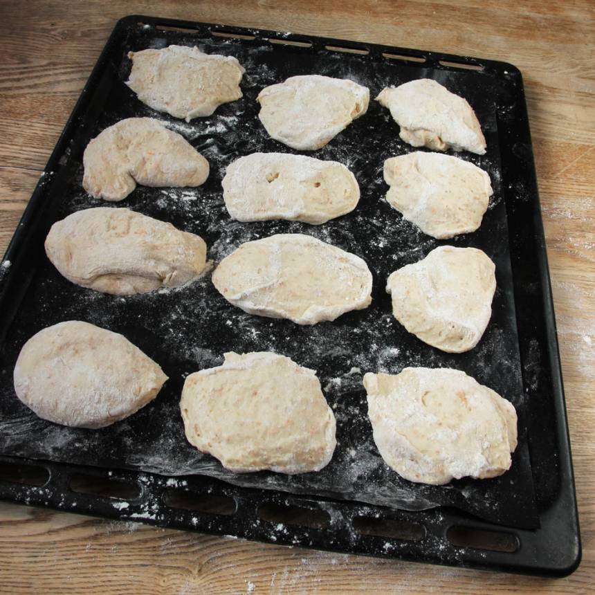 3. Lägg degbitarna på en plåt med bakplåtspapper. Låt dem jäsa under bakduk i ca 30 min. Sätt ugnen på 250 grader.
