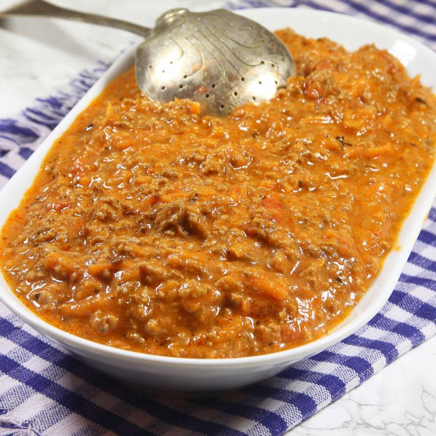 Läcker, smakrik köttfärssås med rivna morötter – klicka på bilden för recept!