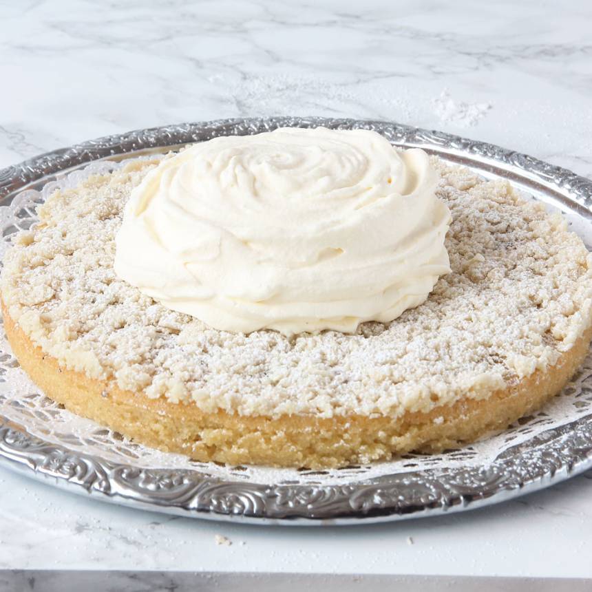 7. Vispa grädden fluffig och servera den till kladdkakan.