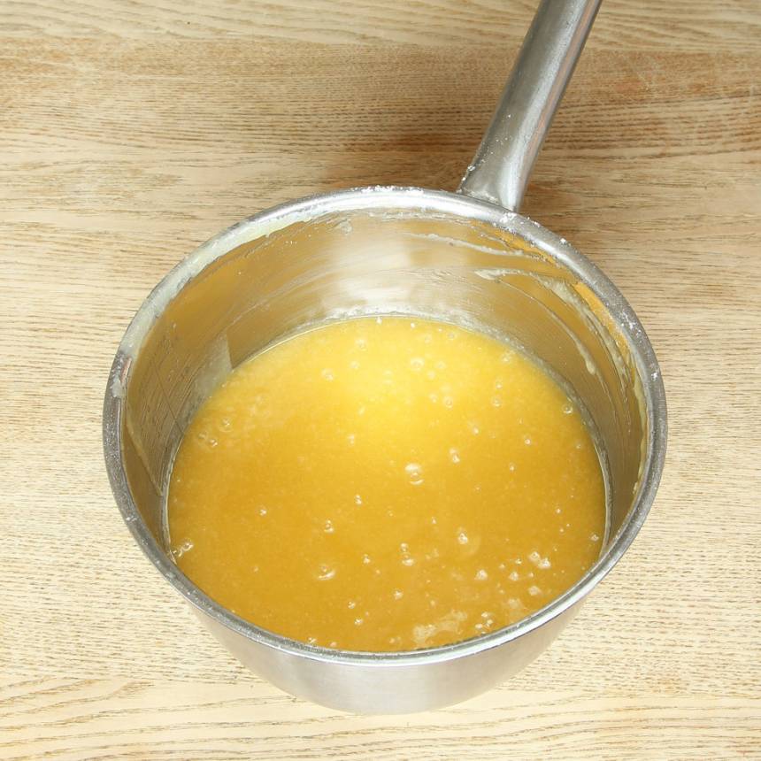 1. Sätt ugnen på 180 grader. Smält smöret i en kastrull och rör ner sockret. Tillsätt resten av ingredienserna och blanda ihop allt till en slät smet.