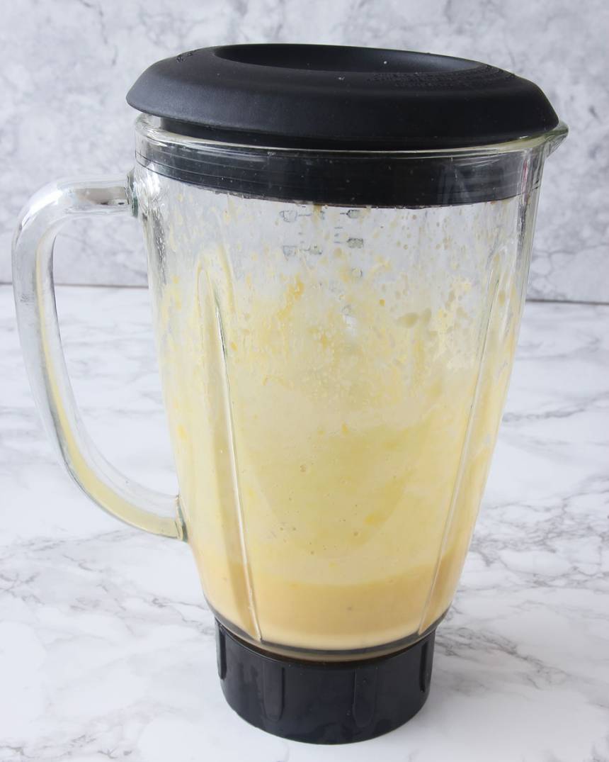 2. Mixa alla ingredienserna i en mixer eller hushållsmaskin med knivar.