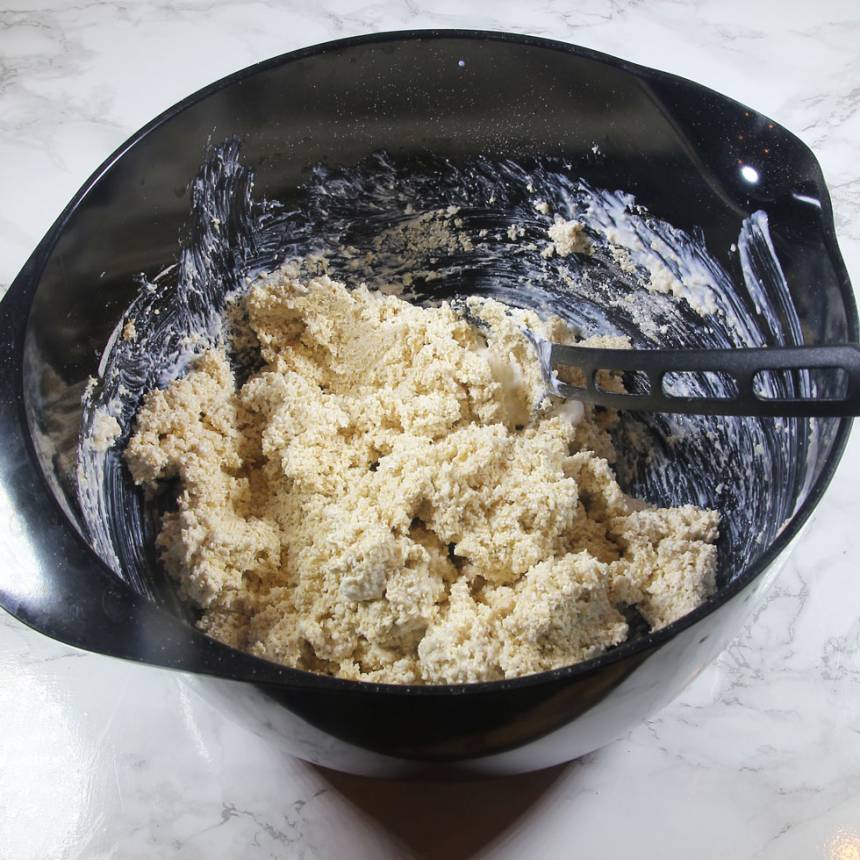 2. Blanda de mixade havregrynen, bakpulver, salt och filmjölk i en bunke.