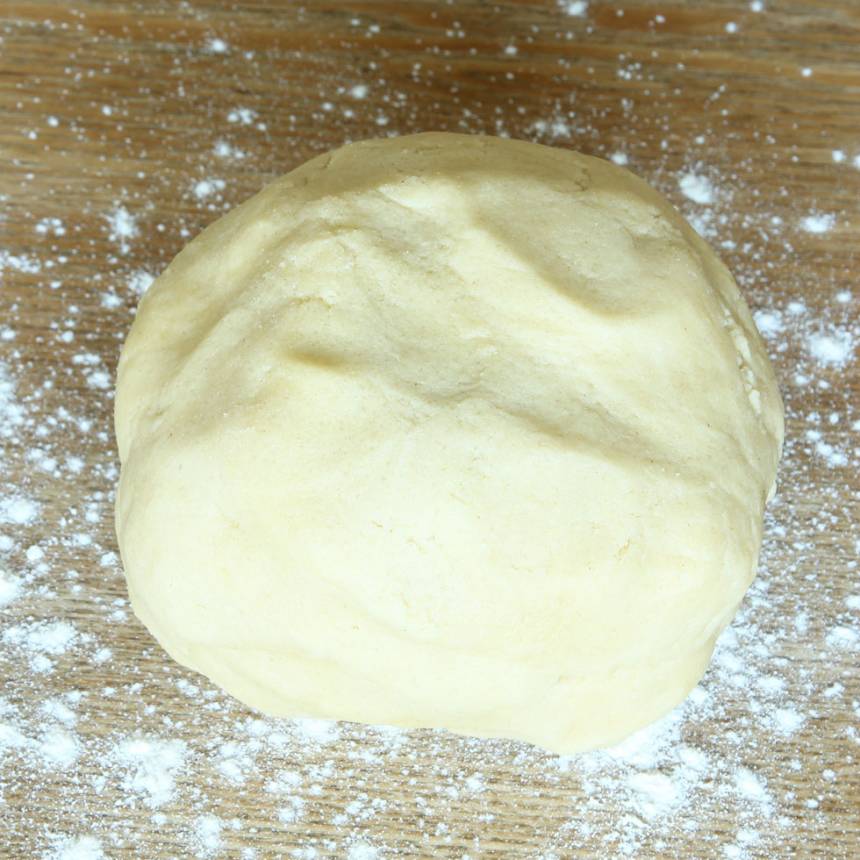 1. Sätt ugnen på 180 grader. Blanda strösocker, vetemjöl och salt i en bunke. Nyp ihop smöret med de torra ingredienserna till en deg. Eller kör ihop degen snabbt i en hushållsmaskin.