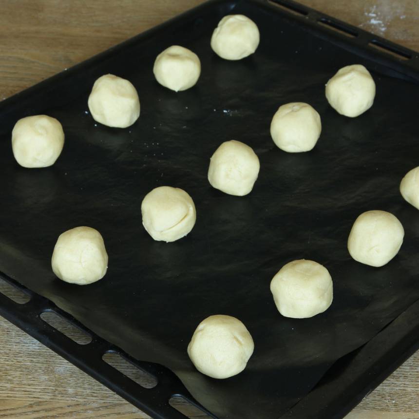 3. Lägg bollarna på en plåt med bakplåtspapper.