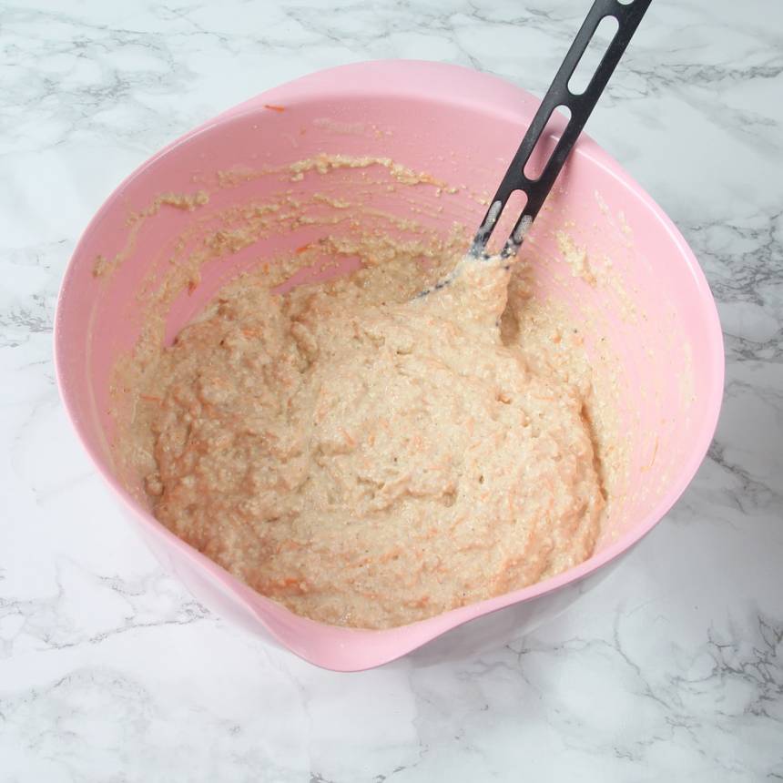 4. Blanda ihop alla ingredienser till degen i samma bunke, till en kladdig deg.