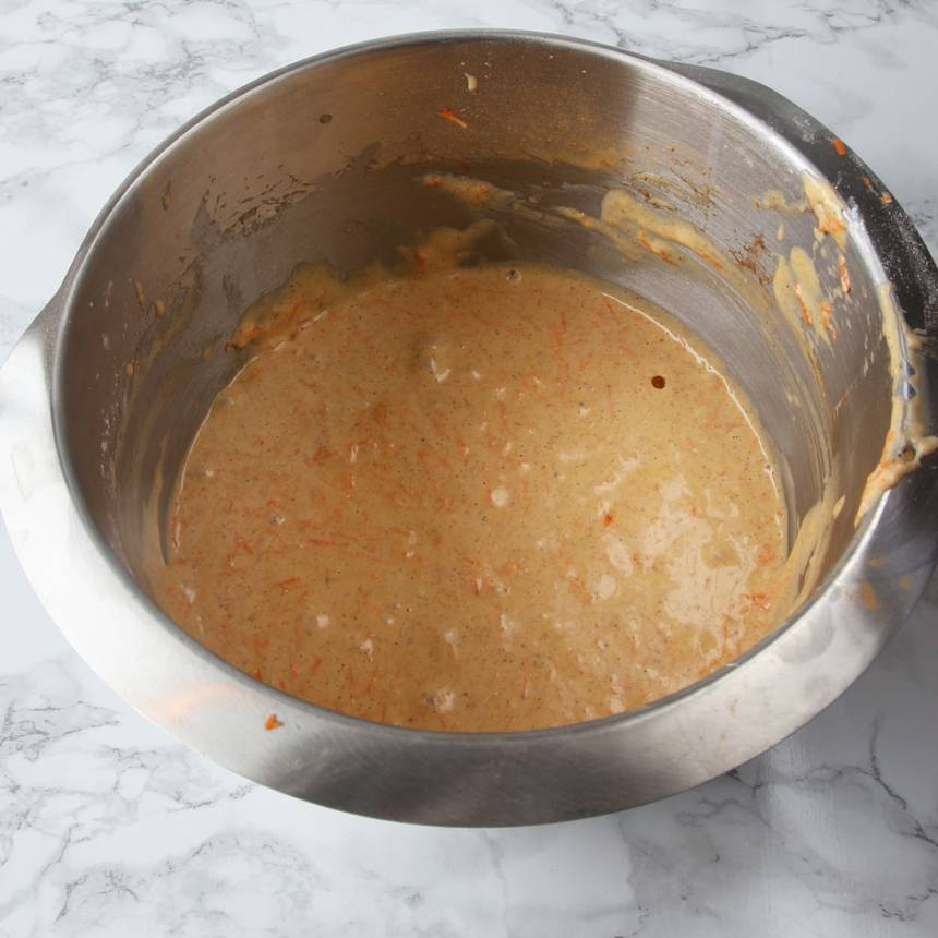 2. Vispa ägg och strösocker pösigt i en bunke. Blanda bakpulver, kanel, kardemumma och vetemjöl. Rör ner det ihop med oljan i äggsmeten. Blanda till en slät smet.