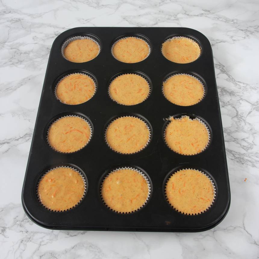 3. Fyll ca 12 muffinsformar till ¾ med smet. Jag har använt en muffinsplåt för då håller de formen bättre, men det går bra även utan form.