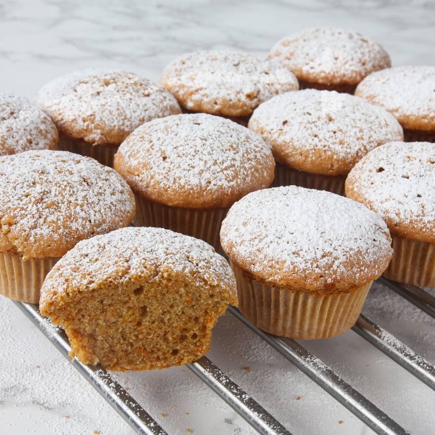 4. Grädda muffinsarna mitt i ugnen i 13–15 min. Låt dem svalna i formarna.