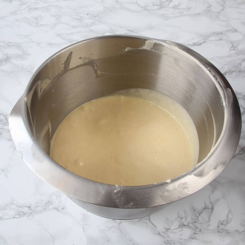 1. Sätt ugnen på 200 grader.Vispa ägg och strösocker pösigt i en bunke. Tillsätt vaniljsocker, bakpulver, smör, vetemjöl och mjölk. Vispa snabbt ihop allt snabbt till en slät smet.