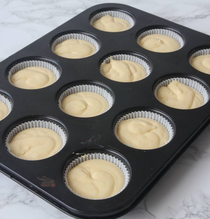 2. Häll smeten i ca 15 muffinsformar beroende på storlek. Fyll dem till 2/3. (Jag har ställt formarna i en muffinsplåt för då behåller de formen bättre, men det funkar utan också).