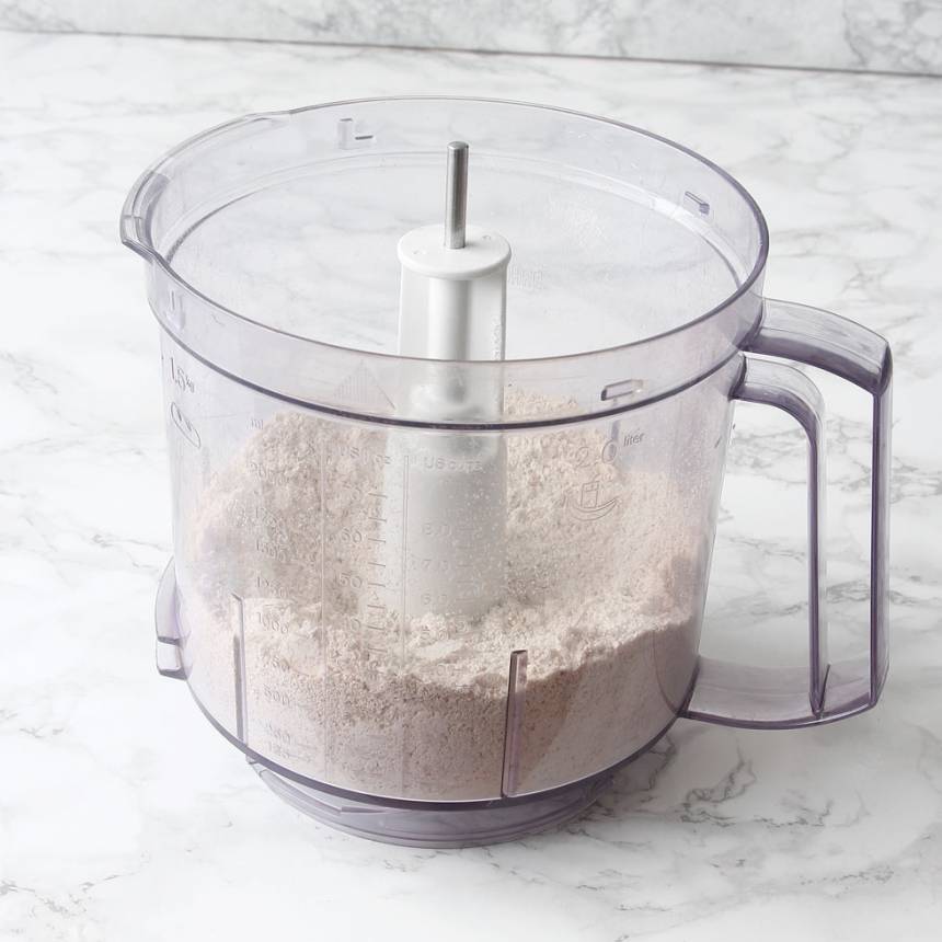 1. Sätt ugnen på 250 grader. Mixa 8 dl havregryn till ett mjöl i en matberedare eller mixer med knivar.