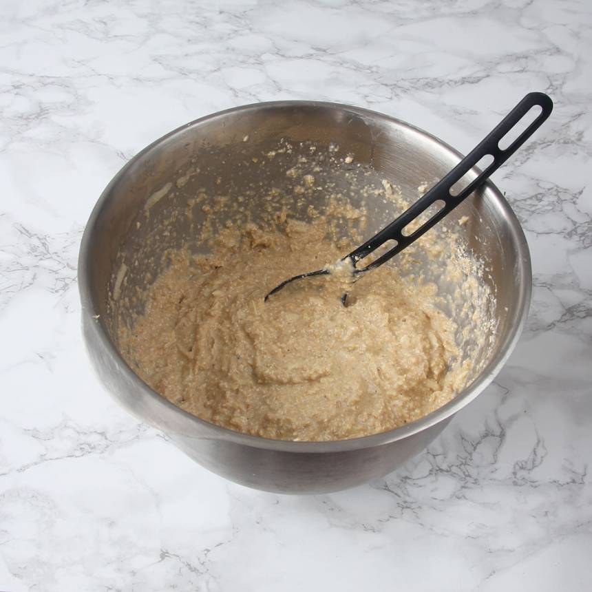 4. Blanda de mixade havregrynen, bakpulver, salt och mjölk i en skål. Rör ner mjölken och äpplena till en kladdig smet.