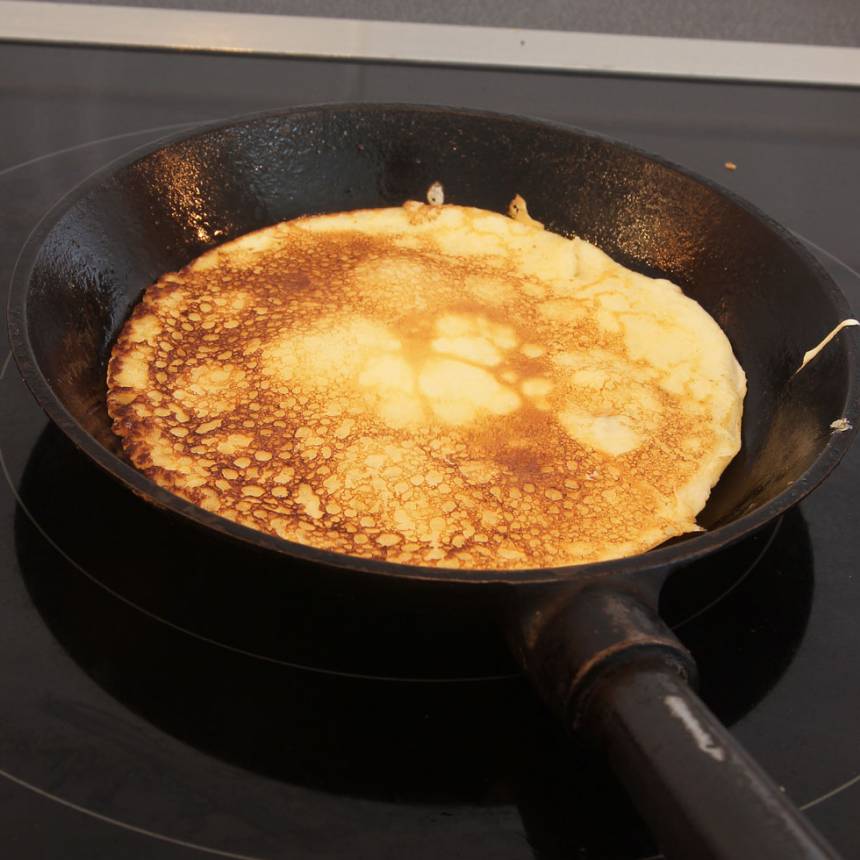 5. Grädda pannkakan en liten stund. Lägg de färdiga pannkakorna i hög på ett fat så de håller värmen. Reglera värmen upp och ner under gräddningen så pannkakorna blir lagom gyllenbruna.