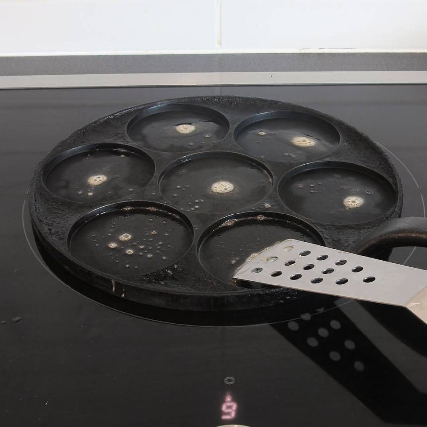 3. Värm upp en stekpanna på högsta. Tillsätt en klick smör.