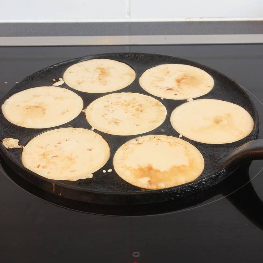 4. Häll ett tunt lager smet i stekpannan. Sänk värmen ett par steg. Vänd pannkakan när smeten börjar stelna.