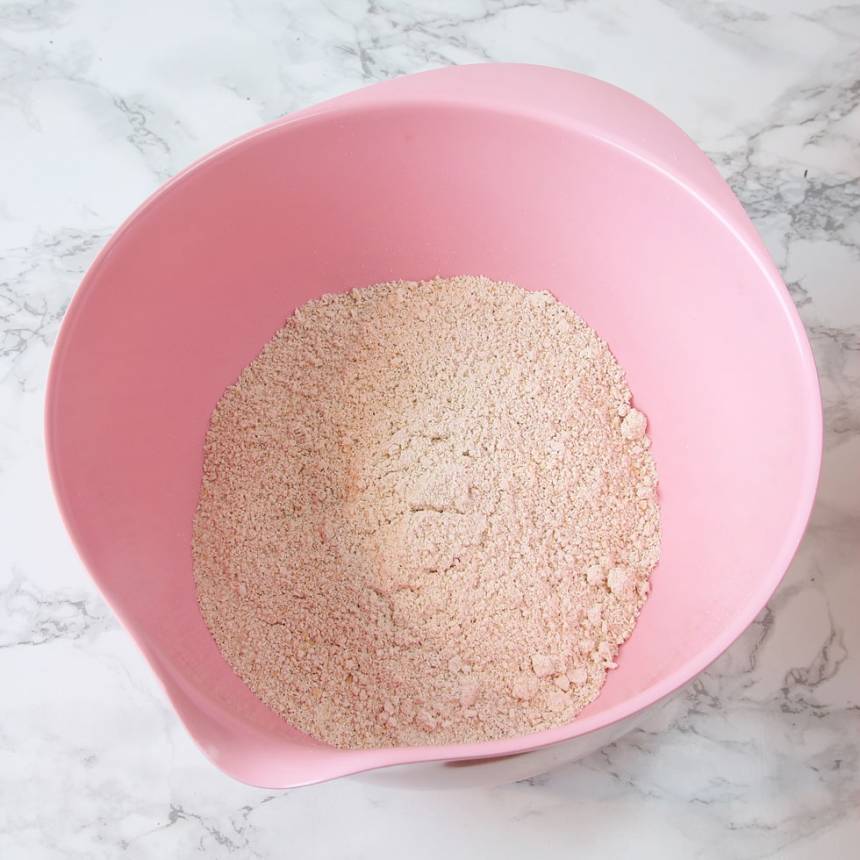 2. Blanda de mixade havregrynen, bikarbonat och salt i en bunke.