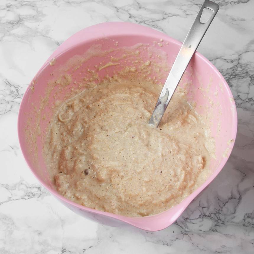 5. Blanda ihop de torra ingredienserna, äggen, filmjölk och äpplen till en kladdig smet.