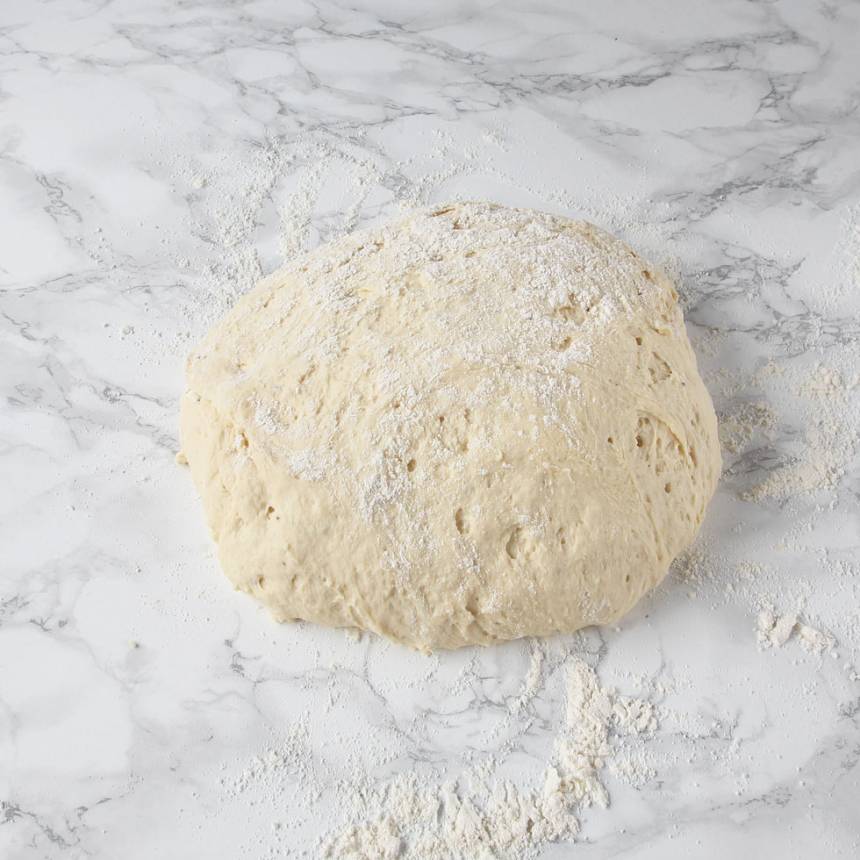 1. Smula ner jästen i en bunke. Tillsätt mjölken och blanda tills jästen lösts upp. Tillsätt kardemumma, strösocker, salt, smör och vetemjöl, lite i taget. Blanda ihop allt till en smidig deg och knåda den i några minuter. Låt degen jäsa under bakduk i ca 45 min.