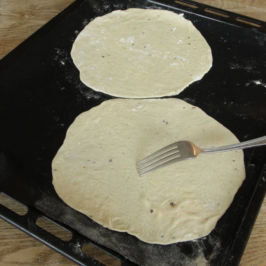 4. Lägg dem på plåtar (två och två) med bakplåtspapper. Nagga dem med en gaffel och låt dem jäsa i ca 15 min. Sätt ugnen på 225 grader.