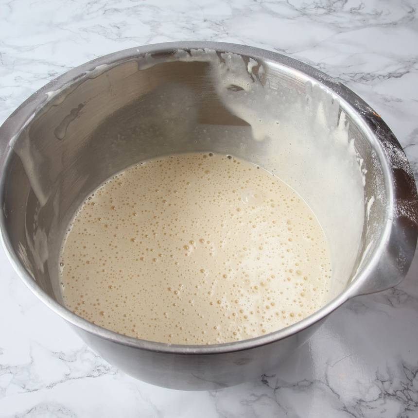 1. Sätt ugnen på 180 grader. Vispa ägg och strösocker pösigt i en bunke. Tillsätt resten av ingredienserna och vispa snabbt ihop allt till en smet.