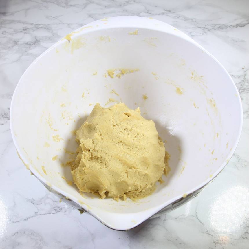 1. Sätt ugnen på 160 grader. Blanda farinsocker, strösocker, salt, bikarbonat och vetemjöl. Tillsätt sirap, smör och ägg. Blanda ihop allt till en lite kladdig deg.