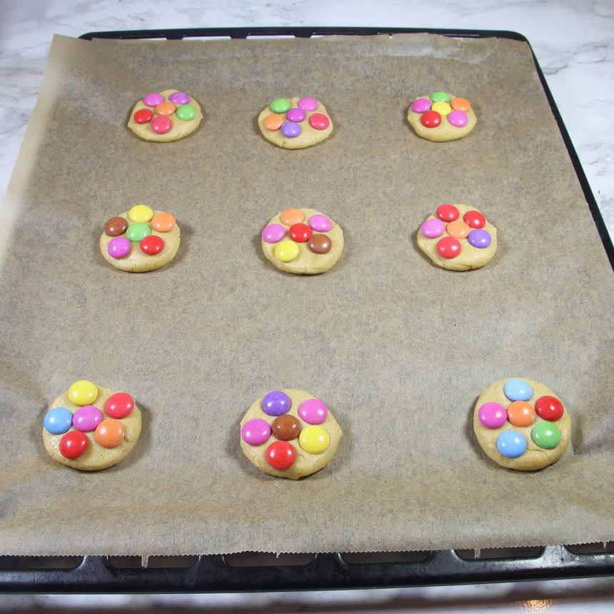5. Lägg Smarties eller Non stop på kakorna (ca 5 st på varje kaka).