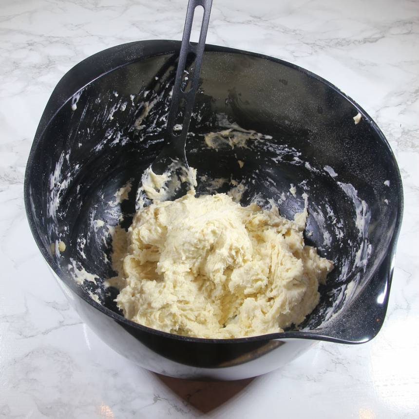 1. Sätt ugnen på 250 grader. Blanda vetemjöl, bakpulver och salt i en bunke. Tillsätt rapsolja och mjölk och häll det över mjölblandningen. Rör ihop allt till en kladdig deg.