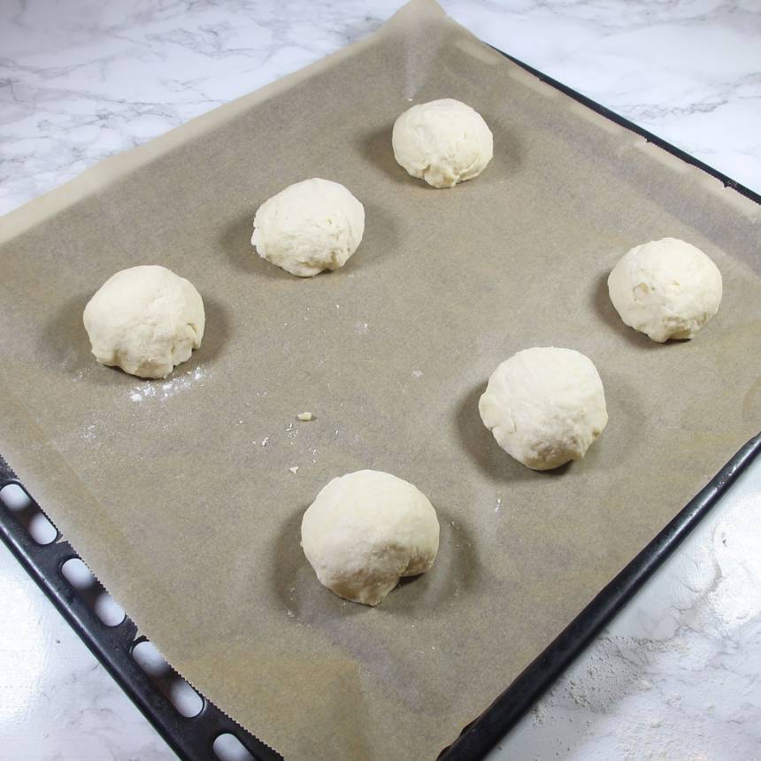 3. Rulla bollar av degbitarna. Lägg dem på en plåt med bakplåtspapper.