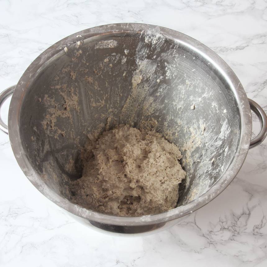 1. Sätt ugnen på 200 grader. Blanda alla torra ingredienser i en bunke. Tillsätt filmjölk och sirap. Rör ihop allt till en kladdig smet.