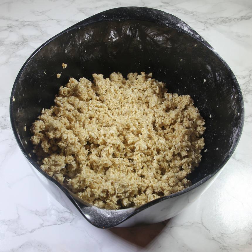 1. Blanda de torra ingredienserna i en bunke och nyp ihop dem med smöret. Tillsätt kaffe och blanda ihop till en lagom kladdig smet. Tillsätt lite vatten om det behövs.