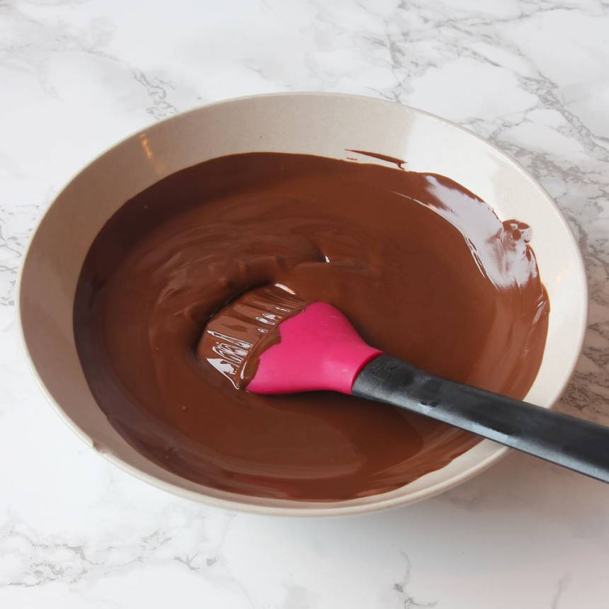 6. Smält chokladen över vattenbad.