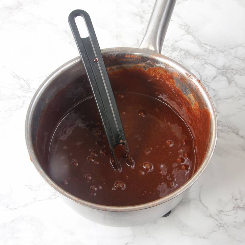 1. Sätt ugnen på 180 grader. Smält smöret i en rymlig kastrull. Tillsätt resten av ingredienserna och rör ihop allt till en jämn smet.