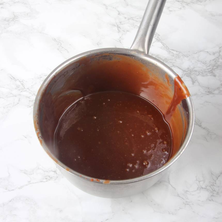 4. Chokladfudge: Blanda alla ingredienserna utom smöret, i en kastrull. Koka upp det och låt det puttra till 123 grader. Tag bort kastrullen från värmen och tillsätt smöret. Blanda till en slät smet.