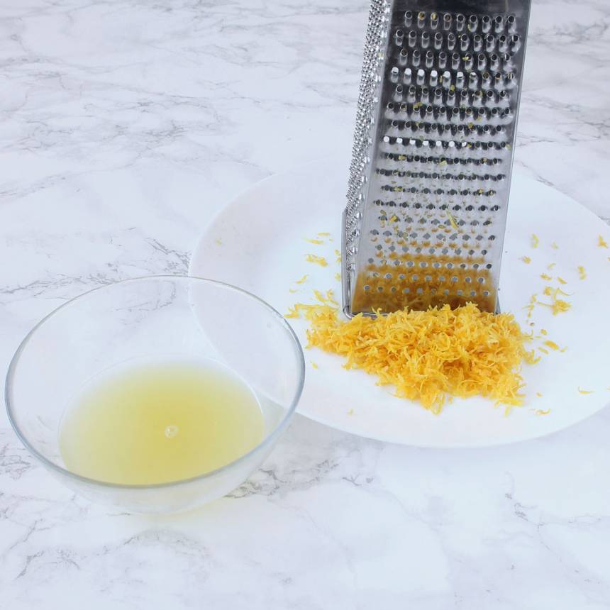 6. Citronkräm: Tvätta citronerna. Riv skalet fint på ett rivjärn. Pressa ur all citronsaft ur citronerna.