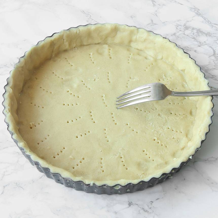 4. Nagga bottnen med en gaffel (så det inte blir luftbubblor i bottnen under gräddningen).
