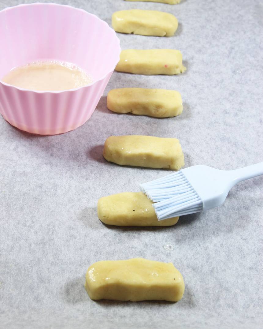 4. Lägg kakbitarna på en plåt med bakplåtspapper.