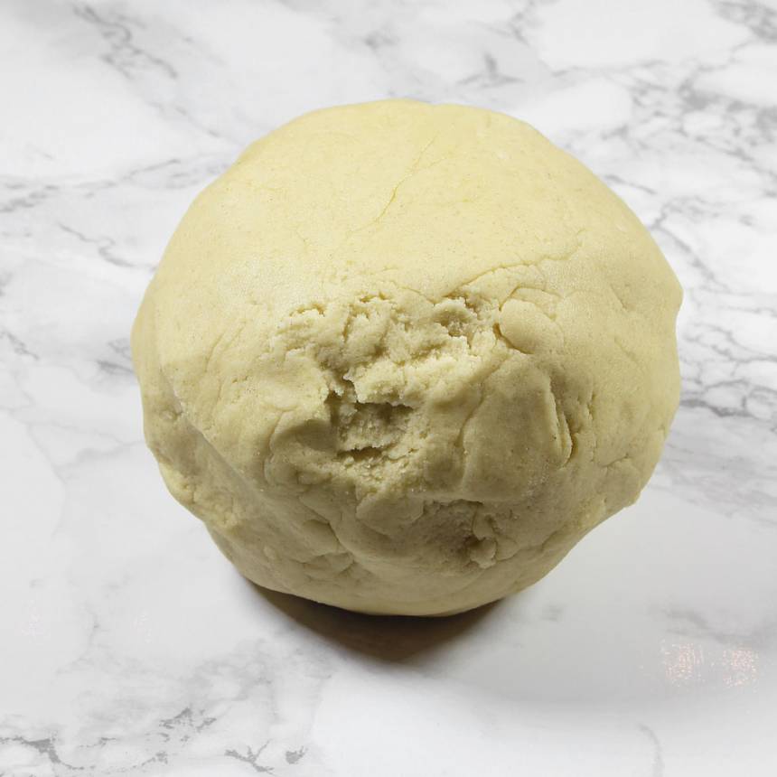 1. Sätt ugnen på 180 grader. Blanda strösocker, vetemjöl och vaniljsocker i en bunke. Nyp ihop smöret med de torra ingredienserna till en deg. Eller kör ihop degen snabbt i en hushållsmaskin. Låt den vila inplastad i kylen i ca 30 min.